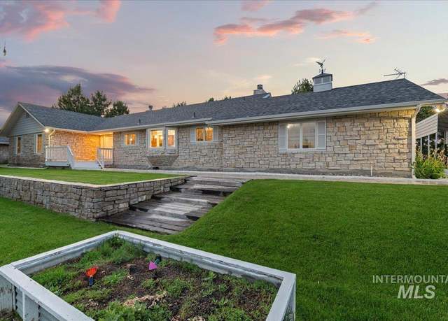 Property at 8140 W Kingsbury Dr, Middleton, ID 83644, 5 beds, 3.5 baths