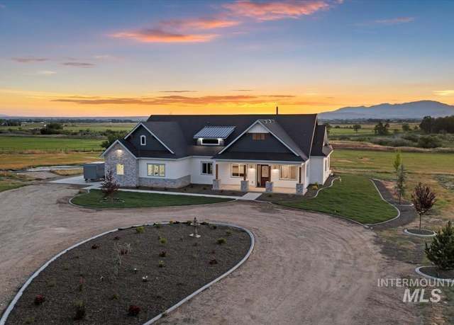 Property at 3700 Lexington Ln, Emmett, ID 83617, 3 beds, 2.5 baths