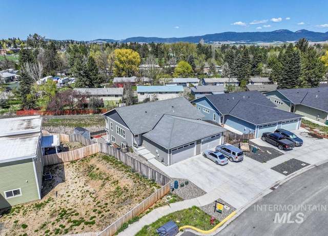 Property at 1736 E 3rd St, Moscow, ID 83843, 4 beds, 2 baths