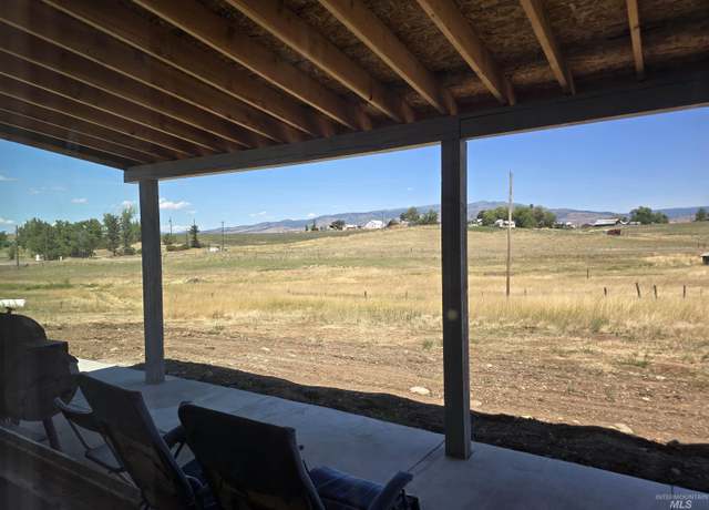 Property at 1086 Highland Ln, Mesa, ID 83643-8364, 3 beds, 2 baths