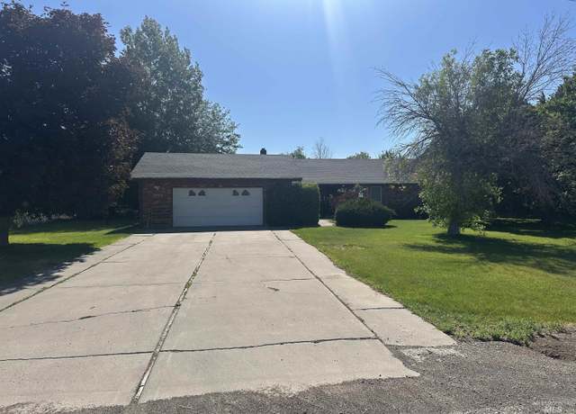 Property at 2754 N 18th St E, Mountain Home, ID 83647, 3 beds, 2 baths