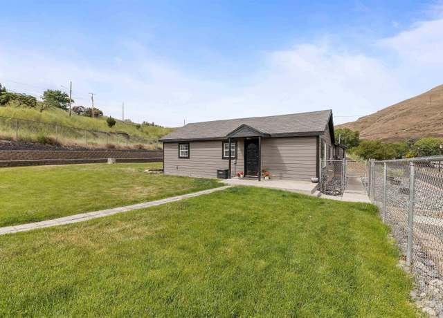 Property at 105 Meador St, Asotin, WA 99402, 4 beds, 1 bath