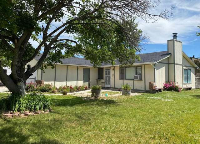 Property at 2104 S Chestnut St, Nampa, ID 83686, 3 beds, 2 baths