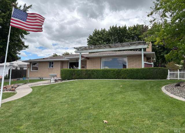 Property at 1615 Prospect Ave, Lewiston, ID 83501, 4 beds, 2.5 baths