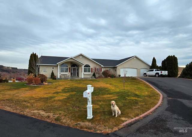 Property at 113 Clear Lake Ln, Buhl, ID 83316, 4 beds, 4 baths