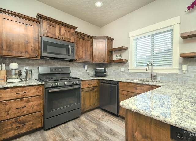 Property at 202 E Leon St, New Plymouth, ID 83655-5543, 3 beds, 2 baths