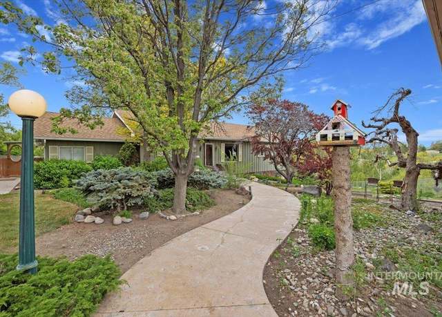 Property at 592 S Locust St, Twin Falls, ID 83301, 4 beds, 3 baths