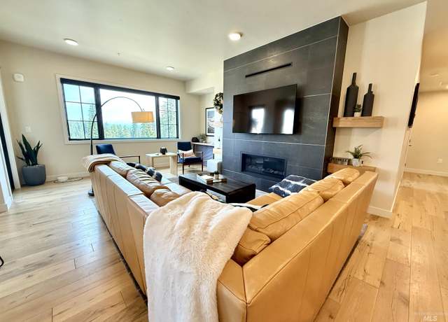 Property at 720 Village Dr #301, Donnelly, ID 83615, 3 beds, 2 baths