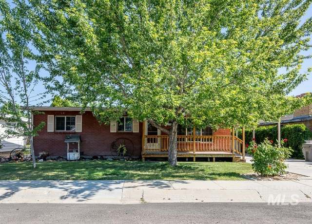 Property at 1716 E Lincoln Ave, Nampa, ID 83686, 4 beds, 2 baths