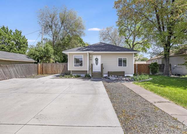 Property at 946 Blue Lakes Blvd, Twin Falls, ID 83301, 4 beds, 2 baths