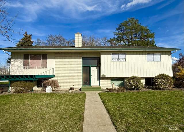Property at 2305 5th St, Lewiston, ID 83501, 4 beds, 3 baths