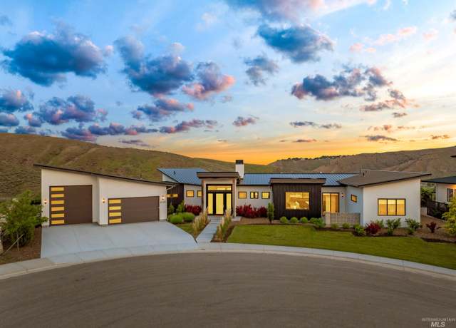 Property at 4135 N Hawkeye Pl, Boise, ID 83703, 4 beds, 4.5 baths