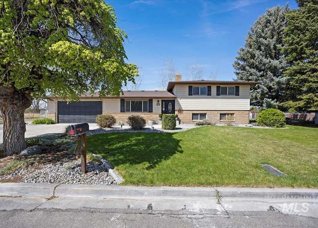 Property at 1015 Lakewood Dr, Twin Falls, ID 83301, 4 beds, 2 baths