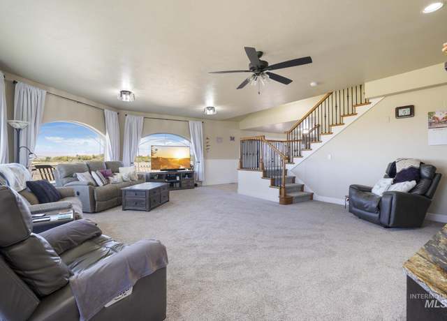 Property at 560 Riverview Dr, Gooding, ID 83330, 4 beds, 2.5 baths