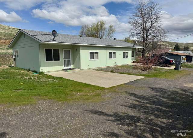 Property at 2109 State St, Pomeroy, WA 99347, 3 beds, 2 baths