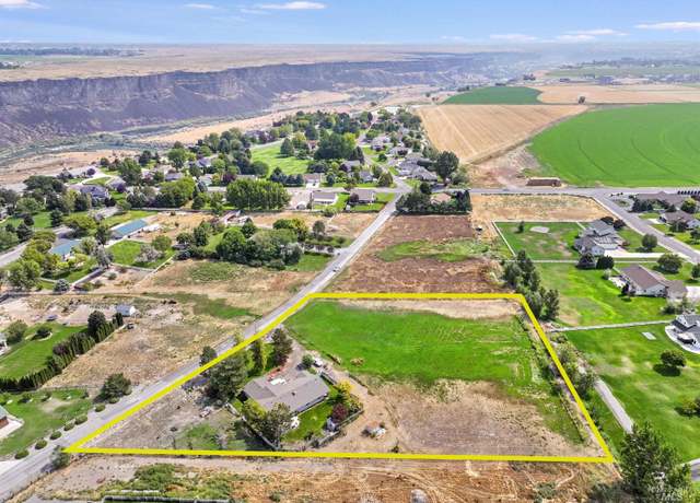Property at 453 Mahard Dr, Twin Falls, ID 83301, 3 beds, 2 baths