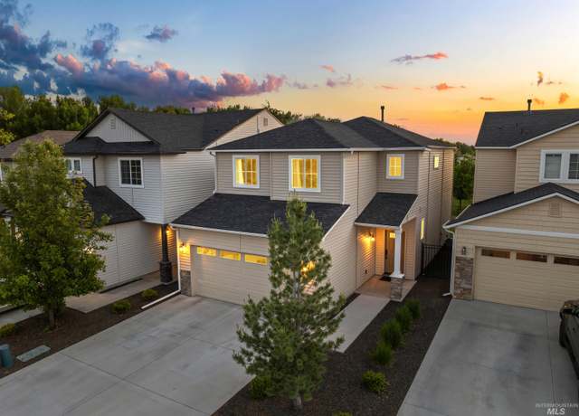 Property at 3065 E Ionia Ct, Meridian, ID 83642, 4 beds, 2.5 baths