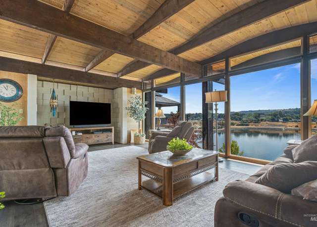 Property at 1225 2nd St, Clarkston, WA 99403, 4 beds, 3 baths