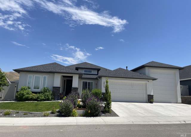Property at 2824 E 12th St, Emmett, ID 83617, 3 beds, 2.5 baths
