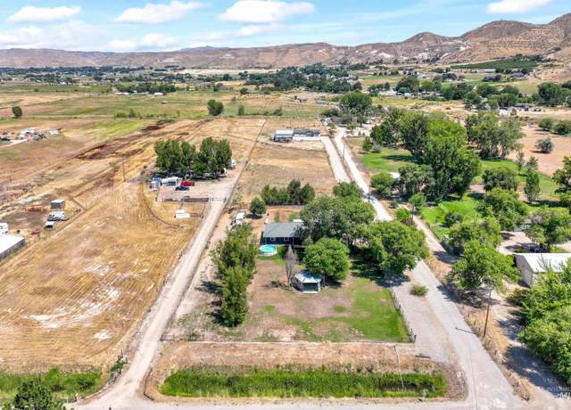 Property at 990 Bangtail Ln, Emmett, ID 83617, 3 beds, 2 baths