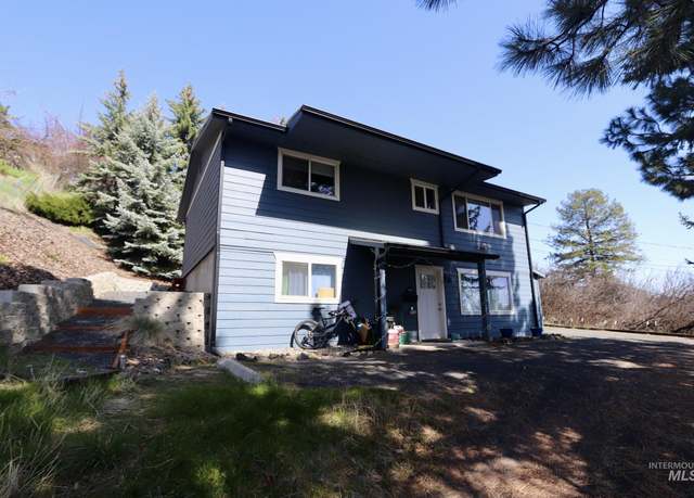 Property at 404/406 W C St, Moscow, ID 83843, 4 beds, 2 baths