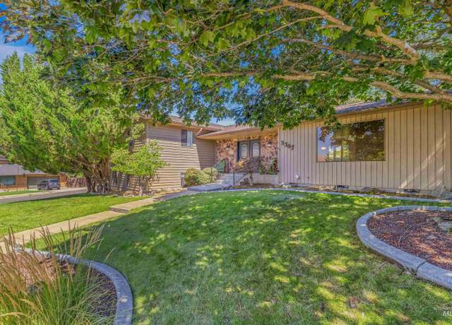 Property at 2307 14th St, Lewiston, ID 83501, 4 beds, 3 baths