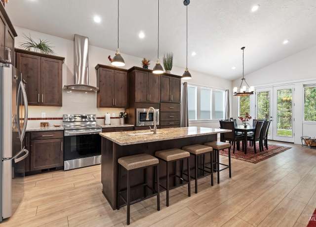 Property at 22 Creekside Ct, Garden Valley, ID 83622, 3 beds, 2.5 baths