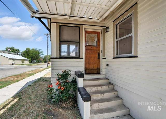 Property at 101 E 2nd St, Emmett, ID 83617, 4 beds, 1 bath