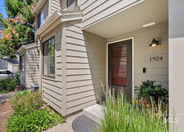 Property at 1924 S Teal Ln, Boise, ID 83706-4050, 2 beds, 2.5 baths