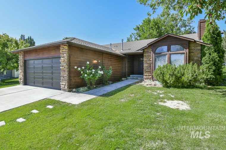 Photo of 707 Parkside Way Nampa, ID 83686