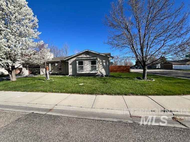 Photo of 688 W Willowbrook Dr Meridian, ID 83646
