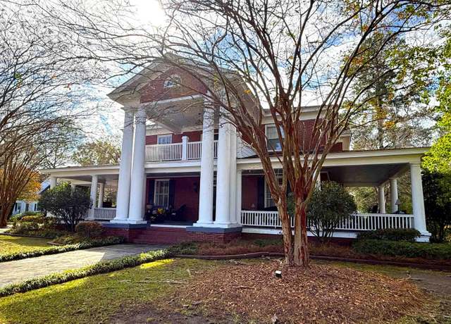 Property at 411 E Main St, Lake City, SC 29560, 4 beds, 3 baths