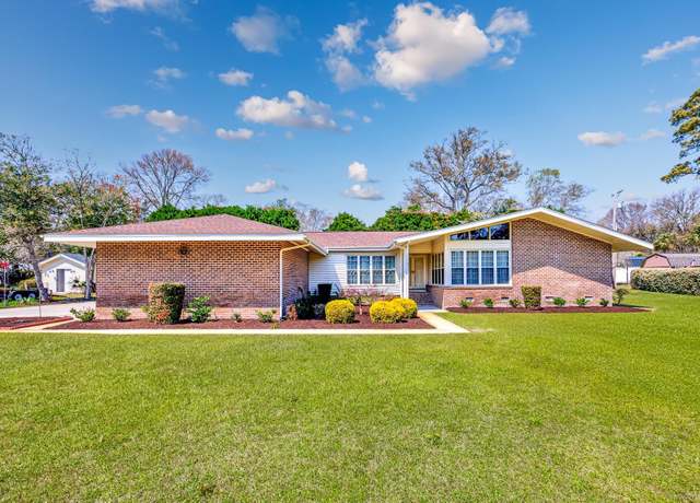 Property at 402 Colonial Cir, Myrtle Beach, SC 29572, 3 beds, 2.5 baths