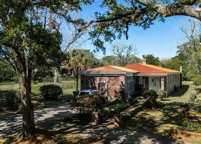 Property at 208 Prince St, Georgetown, SC 29440, 4 beds, 2 baths