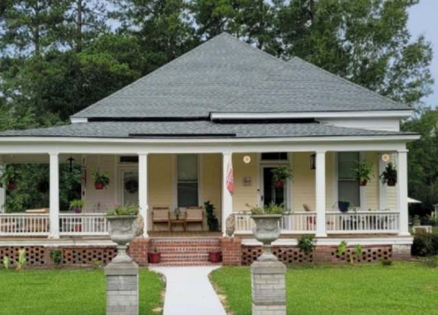 Property at 402 Gibson St, Marion, SC 29571, 3 beds, 2 baths