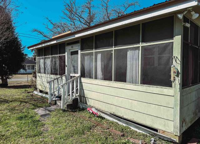 Property at 422 S Magnolia Ave, Andrews, SC 29510, 3 beds, 2 baths