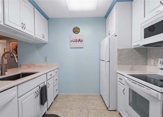 Property at 1 Plantation Dr #203, Vero Beach, FL 32966, 2 beds, 2 baths