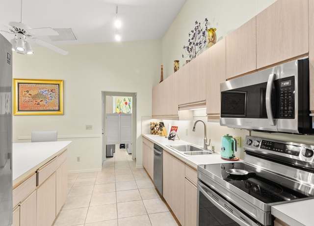 Property at 636 Centre Ct SW #102, Vero Beach, FL 32962, 3 beds, 2 baths
