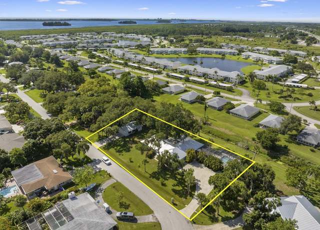 Property at 105 12th Pl SE, Vero Beach, FL 32962, 3 beds, 3 baths
