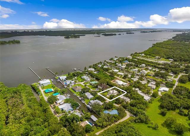 Property at 427 Peninsula Dr, Fort Pierce, FL 34946, 3 beds, 2.5 baths