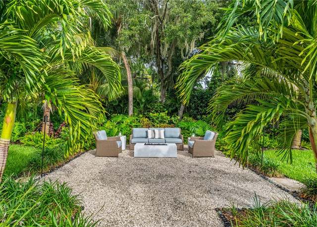 Property at 762 Broadway St, Vero Beach, FL 32960, 2 beds, 2 baths