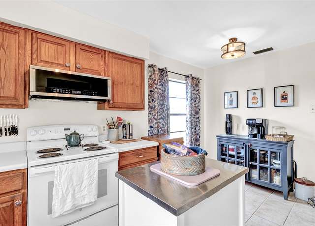 Property at 426 12th St SW, Vero Beach, FL 32962, 2 beds, 2 baths