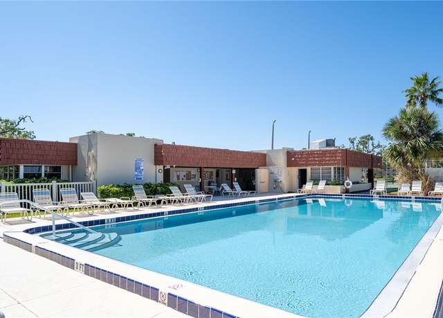 Property at 61 Woodland Dr #201, Vero Beach, FL 32962, 2 beds, 2 baths