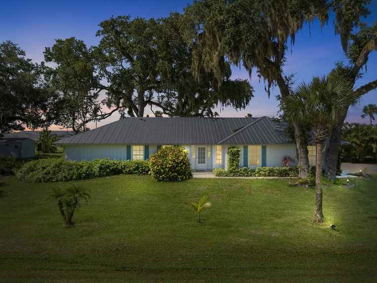 Photo of 105 12th Pl SE Vero Beach, FL 32962