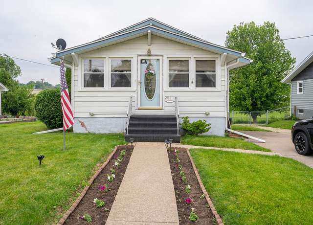 Property at 201 E 13th St N, Newton, IA 50208, 2 beds, 1 bath