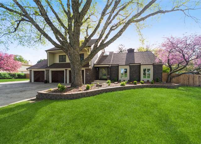 Property at 4401 76th St, Urbandale, IA 50322, 4 beds, 3.5 baths