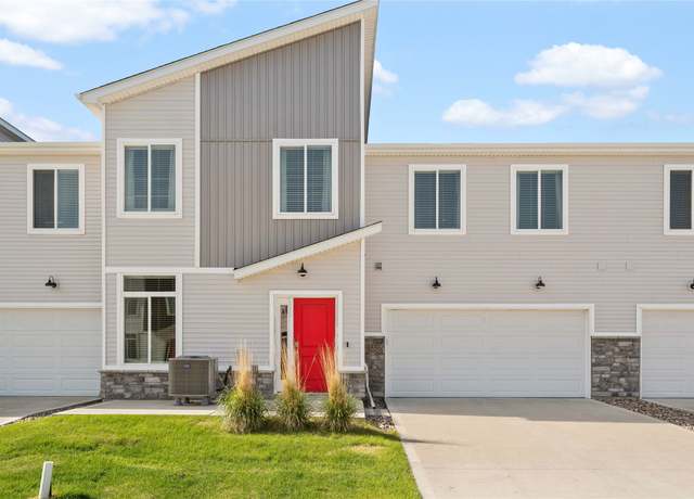 Property at 9556 Crestview Dr, West Des Moines, IA 50266, 3 beds, 2.5 baths