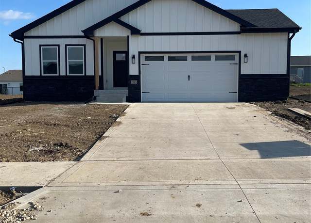 Property at 2509 N 8th Ave E, Newton, IA 50208, 3 beds, 2 baths