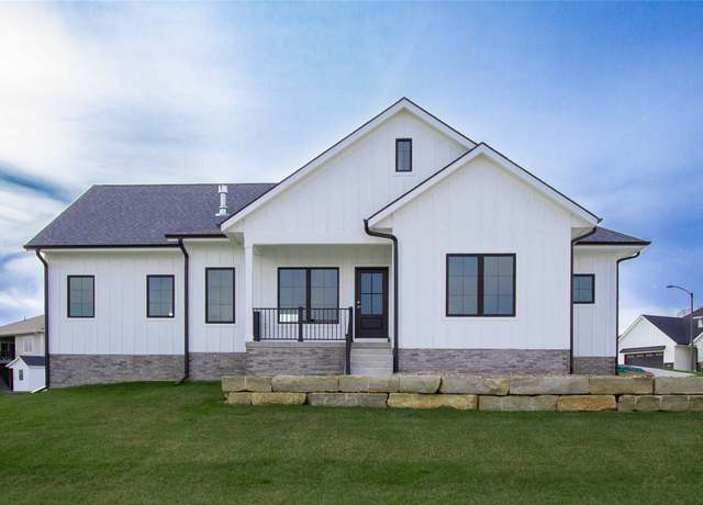 Property at 245 Aspen Cir, Pella, IA 50219, 5 beds, 3 baths