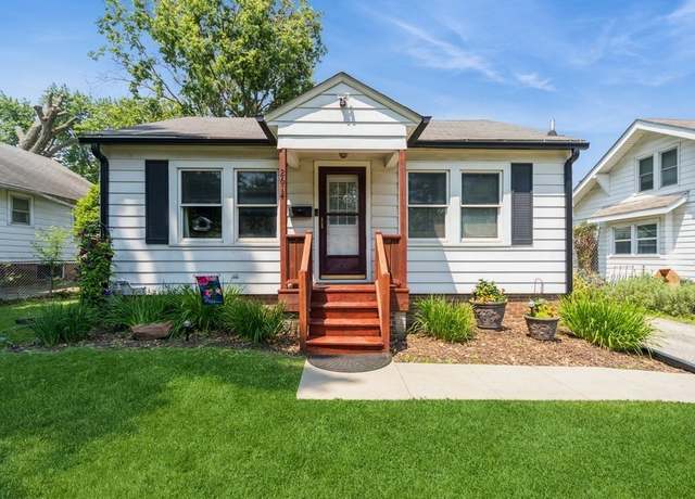 Property at 2614 40th Pl, Des Moines, IA 50310, 2 beds, 1 bath